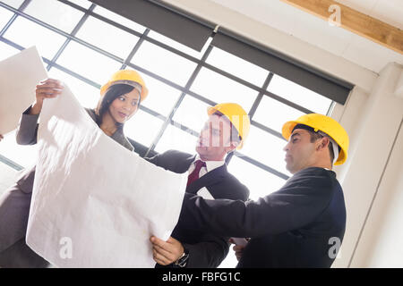 Business-Leute tragen Schutzhelme Stockfoto