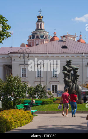 Vokieciu Gatve mit Rotuse (Ehemaliges Rathaus) und St. Kasimir Kirche im Hintergrund, Vilnius Litauen Stockfoto