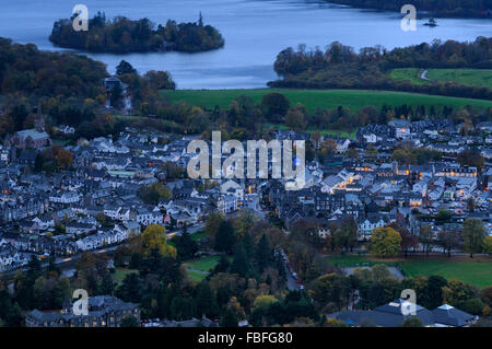 Luftaufnahme von Keswick bei Dämmerung, Lake District, England, UK Stockfoto