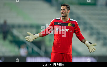 Dubai, UEA. 12. Januar 2016. Dortmunds Torhüter Roman Buerki reagiert während der Fußball-Testspiel des Fußball-Bundesligisten Borussia Dortmund gegen Eintracht Frankfurt in der Maktoum bin Rashid al Maktoum Stadion in Dubai, UEA, 12. Januar 2016. Foto: Guido Kirchner/Dpa/Alamy Live News Stockfoto