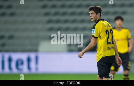 Dubai, UEA. 12. Januar 2016. Dortmunder Christian Pulisic reagiert während der Fußball-Testspiel des Fußball-Bundesligisten Borussia Dortmund gegen Eintracht Frankfurt in der Maktoum bin Rashid al Maktoum Stadion in Dubai, UEA, 12. Januar 2016. Foto: Guido Kirchner/Dpa/Alamy Live News Stockfoto