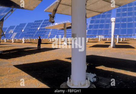 Almeria solar Plattform in Wüste der Tabernas.CIEMAT Solar-Anlage. Solar-Ofen. Diese Spiegel verfolgen automatisch die Bewegung der Stockfoto