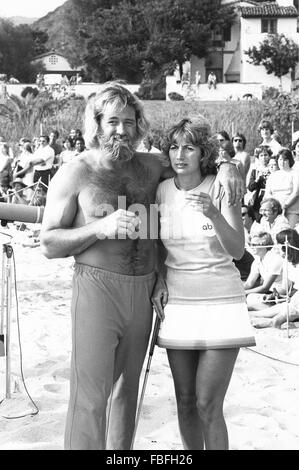 15. Januar 2016 - (Foto)-Schauspieler Dan Haggerty, am bekanntesten für seine Rolle in den 1970er Jahren hit TV series'The Leben und Zeiten von Grizzly Adams,' 73 Freitagmorgen verstarb nach einem Kampf mit dem Krebs. Bild: PENNY MARSHALL mit DAN HAGGERTY. genaues Datum unbekannt. © Globus Photos/ZUMAPRESS.com/Alamy Live-Nachrichten Stockfoto