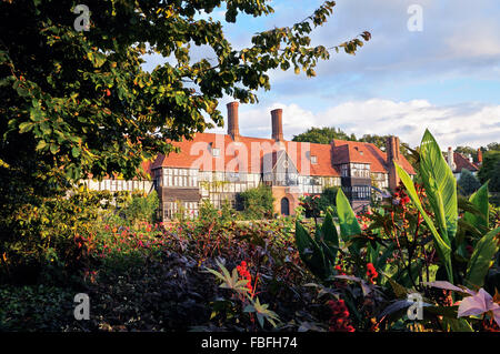 Das Manor House Laborgebäude, RHS Wisley Gardens, Woking, Surrey, England, VEREINIGTES KÖNIGREICH. RHS Garden Wisley im Sommer. Stockfoto