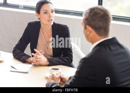 Geschäftsleute, die ein Gespräch Stockfoto