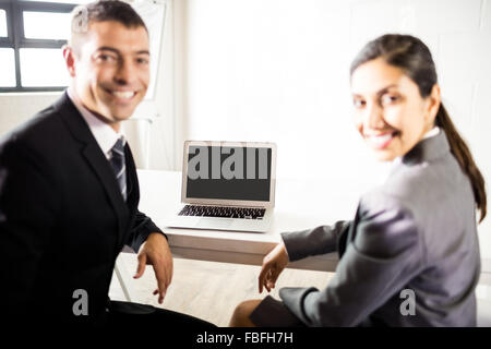 Geschäftsleute auf laptop Stockfoto