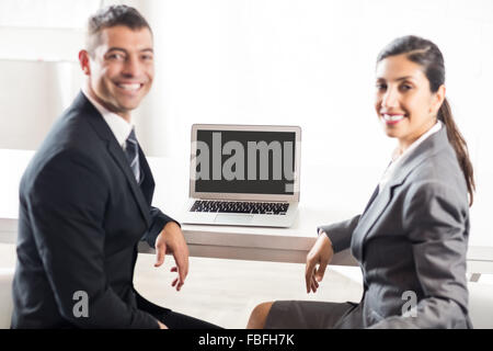 Geschäftsleute auf laptop Stockfoto