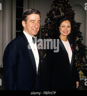 Washington, DC, USA, 6. Dezember 1992 Samuel A. Waterson und Frau Lynn im Weißen Haus für die Kennedy Center Honors ankommen.  Samuel Atkinson "Sam" Waterston ist ein US-amerikanischer Schauspieler, Produzent und Regisseur. Unter anderem ist er bekannt für seine Oscar-nominierte Darstellung des Sydney Schanberg in The Killing Fields (1984) und seine Golden Globe-Nominierung und Screen Actors Guild Award-Winning Darstellung des Jack McCoy in der NBC-Fernsehserie & Rechtsordnung. Er wurde nominiert für mehrere Golden Globe, Screen Actors Guild, BAFTA und Emmy Awards, Credit: Mark Reinstein Stockfoto