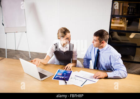 Geschäftsleute, die gemeinsam auf laptop Stockfoto