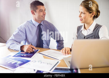 Geschäftsleute, die gemeinsam auf laptop Stockfoto