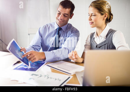 Lächelnde Geschäftsleute arbeiten zusammen Stockfoto