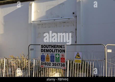 Teddington, London, UK. 15. Januar 2016. Teddington Studios früher von den Pinewood Studios Group war berühmt für die Verfilmung von vielen legendären britischen TV-Shows. Die Website wurde an Hayward Entwickler verkauft und die Studios sind dabei abgerissen. Der Standort an der Themse, in der Nähe von Teddington Wehr und Schleuse soll saniert werden, vorausgesetzt, 219 neue Wohnhäuser, öffentliche Gärten am Flussufer und eine Promenade zu bauen. Bildnachweis: Julia Gavin UK/Alamy Live-Nachrichten Stockfoto