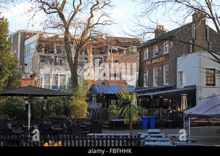 Teddington, London, UK. 15. Januar 2016. Teddington Studios früher von den Pinewood Studios Group war berühmt für die Verfilmung von vielen legendären britischen TV-Shows. Die Website wurde an Hayward Entwickler verkauft und die Studios sind dabei abgerissen. Der Standort an der Themse, neben dem Angler-Pub und in der Nähe von Teddington Wehr und Schleuse wird als Teddington Riverside bekannt. Es soll saniert werden, um zu stellen, 219 neue Wohnhäuser, öffentliche Gärten am Flussufer und eine Promenade zu bauen. Bildnachweis: Julia Gavin UK/Alamy Live-Nachrichten Stockfoto