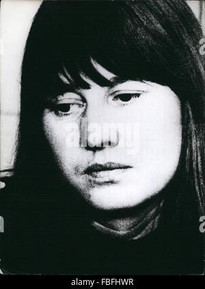 1974: Ulrike Meinhof Selbstmord im Gefängnis: fast ein Jahr nach dem Beginn des Prozesses gegen führende Mitglieder der anarchistischen '' Sicken/Meinhof Gruppe '', ein anderes Mitglied der Gruppe hat starb in der Haft. Ulrike Meinhof (41-Bild) wurde am 9. Mai tot in ihrer Zelle des Gefängnisses Stuttgart-Stammheim gefunden, nachdem sie sich mit einem Handtuch erhängt hatte. Am 9. November 1974 gestorben Holger Meins, auch einer der Führer der Gruppe, wobei Sie in den Hungerstreik getreten. Ulrike Meinhof wurde am 7. Oktober 1934 in Oldenburg (Norddeutschland) geboren. Sie studierte Philosophie, Pädagogik, Socilogy und Keim Stockfoto