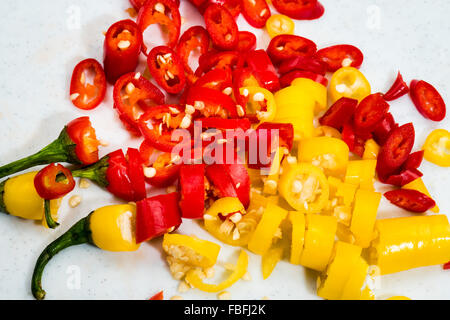 die Chilis geschnitten, Ringe, würzigen heißen, gelb, rot, grün, Paprika, Pfeffer, Peperoni, Paprika Chili farbig bunte Supermarkt V Stockfoto