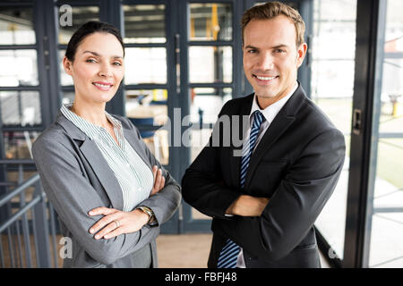 Geschäftsleute, die in die Kamera Lächeln Stockfoto