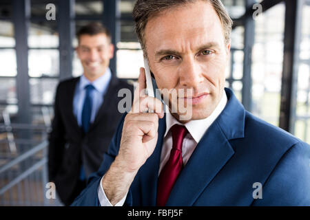 Porträt von ernsthaften Geschäftsmann mit einem Anruf Stockfoto