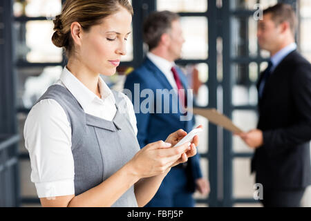 Porträt von eine Geschäftsfrau auf seinem Handy tippen Stockfoto