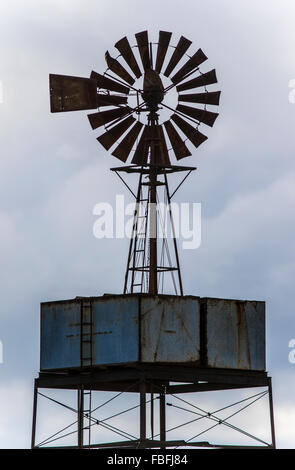 Silhouette einer alten Windmühle Godwin Herkules gegen den Sonnenaufgang auf einem Bauernhof in der Nähe von Quenington, Gloucestershire Stockfoto