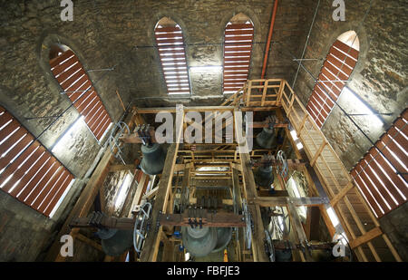 Ein Blick auf massive Kirchenglocken hängen von der Bell Tower Münster Kathedrale, auch bekannt als St. Paulus Dom (St.-Paulus-Dom), in Münster, Deutschland, 8. Januar 2016. Öffentliches Netzwerk Sender WDR ist seine Lautarchiv der Kirche Glocke läuten im Internet veröffentlichen. Die Glocke-Ringings umfasst des Klang von zahlreichen Kirchen rund um den Bundesstaat North Rhine-Westphalia, einschließlich der Glocke der Kathedrale Münster. Seit den späten 1940er Jahren wurde der WDR-Radiosender traditionellen Rundfunk den Klang der Kirchenglocken für Gottesdienste, die stattfindet am Sonntag und religiösen Stockfoto