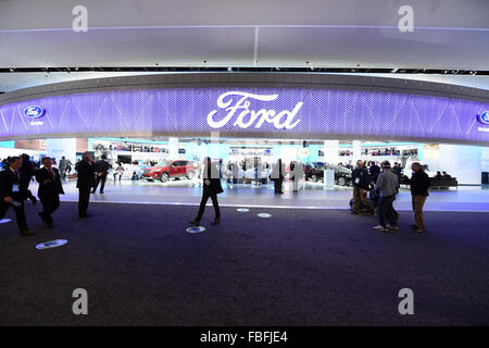 Detroit, Michigan, USA. 12. Januar 2015. Der Ford-Stand während der zweiten Pressetag auf der North American International Auto Show (NAIAS) in Detroit, Michigan, USA, 12. Januar 2015 zu sehen. Foto: ULI DECK/Dpa/Alamy Live-Nachrichten Stockfoto