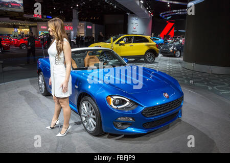 Detroit, Michigan - der Fiat 124 Spider auf dem Display auf der North American International Auto Show. Stockfoto