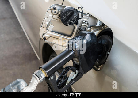 Gas-Pumpe Dispenser Füllung Auto mit Benzin Treibstoff für den Transport. Stockfoto