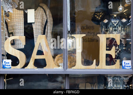 Dekorative Holz Verkauf unterzeichnen im Schaufenster Stockfoto