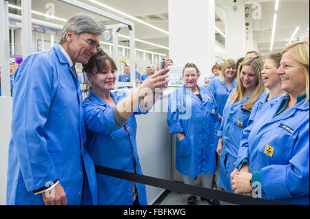 Amberg, Deutschland. 13. Januar 2015. Vorsitzender des Vorstands der Siemens AG, Joe Kaeser (L), nimmt ein Selbstporträt mit einem Mitarbeiter in Amberg, Deutschland, 13. Januar 2015. Kaeser wurde auf einer Tour durch die Anlage Siemans bayerischen Ministerpräsidenten Horst Seehofer und tschechische Premierminister Bohuslav Sobotka Führung Einführung in die digitale Standards innerhalb der Branche. Foto: Armin Weigel/Dpa/Alamy Live-Nachrichten Stockfoto