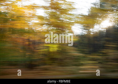 herbstliche Landschaft fotografieren während der Fahrt in Bayern, Deutschland. Stockfoto