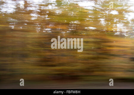 herbstliche Landschaft fotografieren während der Fahrt in Bayern, Deutschland. Stockfoto
