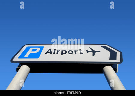 Flughafenparkplatz Parken Zeichen auf blauem Grund Stockfoto