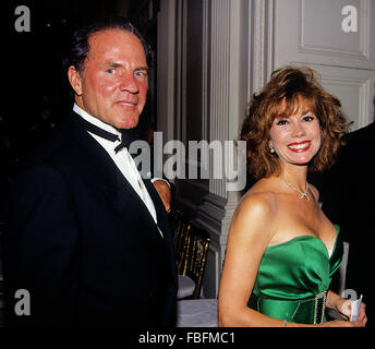 Washington, DC, USA, 3. Juli 1991 Frank Gifford und Frau Kathy Lee kommen im Weißen Haus an einem Zustand-Abendessen für südkoreanische Präsident Roh Tae-Woo. Francis Newton "Frank" Gifford ist ein ehemaliger American-Football-Spieler und US-amerikanischer Sportreporter. Kathie Lee Gifford ist eine amerikanische TV-Moderatorin, Sängerin, Songwriter und Schauspielerin, bekannt für ihre 15-jährige laufen (1985 – 2000) in der Talkshow Live! mit Regis und Kathie Lee, die sie mit Regis Philbin Co-Gastgeber. Sie hat 11 Daytime Emmy-Nominierungen und gewann ihren ersten Daytime Emmy als Teil des Teams heute. Bildnachweis: Mark Reinstein Stockfoto