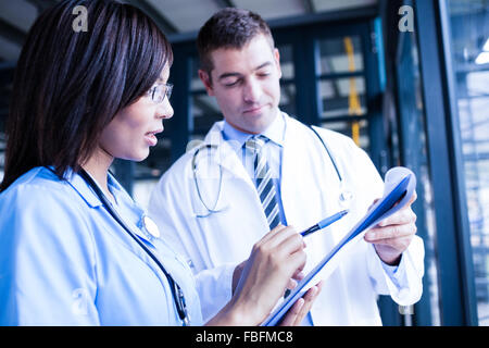 Krankenschwester und Arzt Dateien betrachten Stockfoto