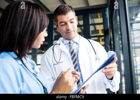 Krankenschwester und Arzt Dateien betrachten Stockfoto