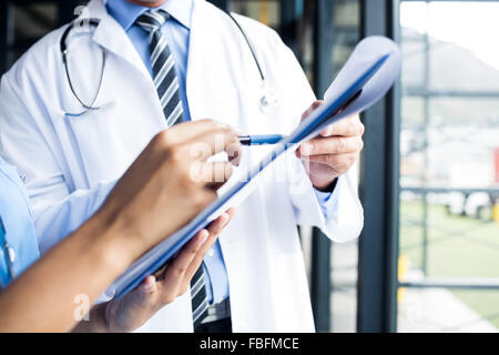 Krankenschwester und Arzt Dateien betrachten Stockfoto