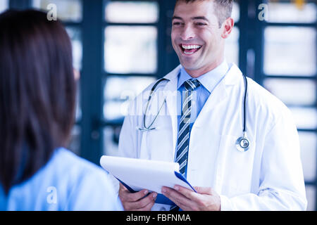 Krankenschwester und Arzt lächelnd Stockfoto