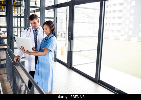 Krankenschwester und Arzt Blick auf einem laptop Stockfoto