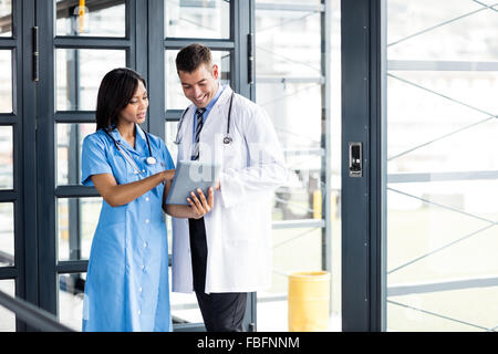 Krankenschwester und Arzt Blick auf einem tablet Stockfoto