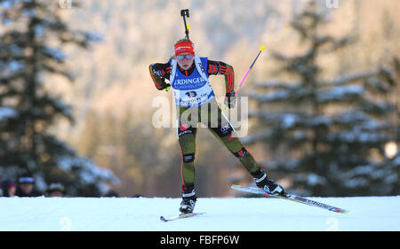 Deutschlands Franziska Hildebrand in Aktion während der Frauen 15km Rennen bei den Biathlon-Weltcup in der Chiemgau Arena in Ruhpolding, Deutschland, 14 Januar 2016. FOTO: KARL-JOSEF HILDENBRAND/DPA Stockfoto