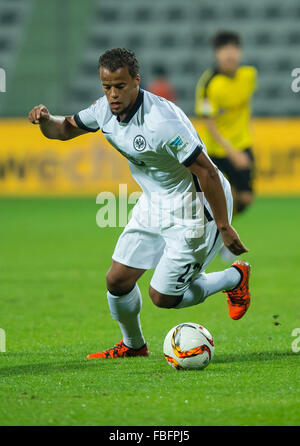 Dubai, UEA. 12. Januar 2016. Frankfurts Timothy Chandler in Aktion während des Tests Spiel Borussia Dortmund gegen Eintracht Frankfurt in der Maktoum bin Rashid al Maktoum Stadion in Dubai, UEA, 12. Januar 2016. Foto: Guido Kirchner/Dpa/Alamy Live News Stockfoto