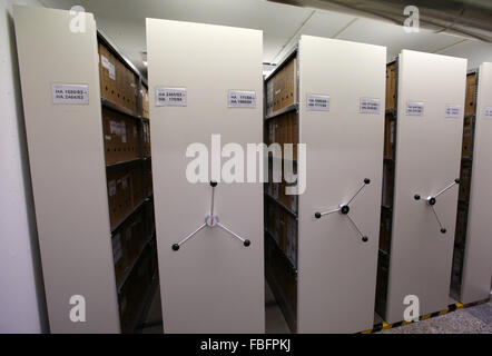 Waldeck, Deutschland. 13. Januar 2016. Papier-Ordner der ehemaligen Stasi Staatssicherheitsdienst der DDR, füllen die Regale der Niederlassung Rostock von der "Bundesbeauftragter Fuer Die Stasi-Lehransätzen BStU" Stasi Aufzeichnungen Bundesanstalt, in Waldeck, Deutschland, 13. Januar 2016. Die BStU veranstaltet eine Pressekonferenz am 14. Januar, eine Überprüfung im vergangenen Jahr 2015 geben und neue potenzielle Projekte für das Jahr 2016 einzuführen. Foto: Bernd Wuestneck/Dpa/Alamy Live News Stockfoto