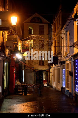 BATH, Großbritannien - 12. Januar 2015 bunte Nachtszene mit Trinker an einem Tisch. Northumberland Platz im Bad in der Nacht Stockfoto