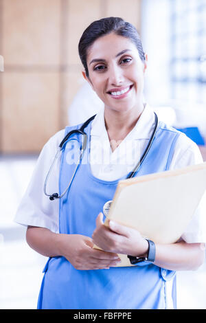 Lächelnd hält Bericht über Zwischenablage Krankenschwester Stockfoto