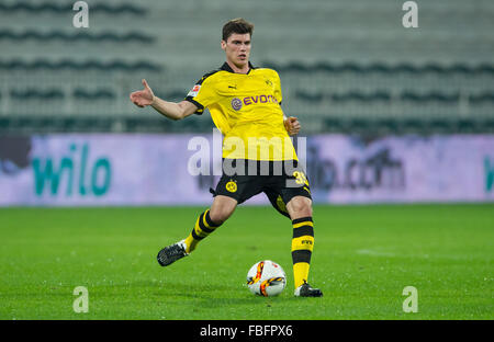 Dubai, UEA. 12. Januar 2016. Dortmunder Pascal Stenzel in Aktion während der Fußball-Testspiel der Bundesliga Fußball Vereine Borussia Dortmund gegen Eintracht Frankfurt in der Maktoum bin Rashid al Maktoum Stadion in Dubai, UEA, 12. Januar 2016. Foto: Guido Kirchner/Dpa/Alamy Live News Stockfoto