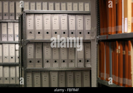 Waldeck, Deutschland. 13. Januar 2016. Papier-Ordner der ehemaligen Stasi Staatssicherheitsdienst der DDR, füllen die Regale der Niederlassung Rostock von der "Bundesbeauftragter Fuer Die Stasi-Lehransätzen BStU" Stasi Aufzeichnungen Bundesanstalt, in Waldeck, Deutschland, 13. Januar 2016. Die BStU veranstaltet eine Pressekonferenz am 14. Januar, eine Überprüfung im vergangenen Jahr 2015 geben und neue potenzielle Projekte für das Jahr 2016 einzuführen. Foto: Bernd Wuestneck/Dpa/Alamy Live News Stockfoto