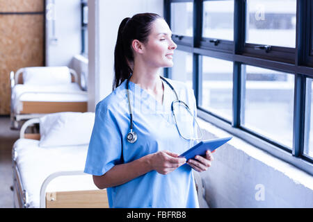 Lächelnde Krankenschwester nach draußen Stockfoto