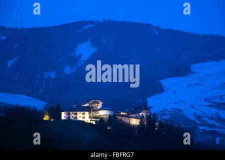 Nacht-Foto von Mittersill-Palast, befindet sich im Bezirk Pinzgau, Österreich. Stockfoto