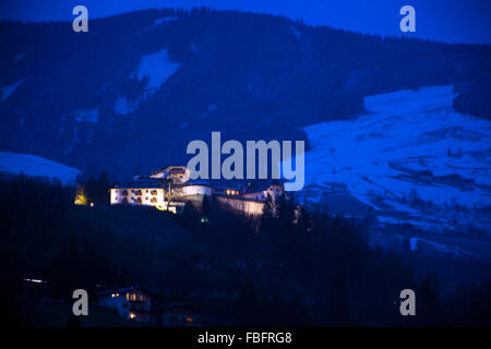 Nacht-Foto von Mittersill-Palast, befindet sich im Bezirk Pinzgau, Österreich. Stockfoto