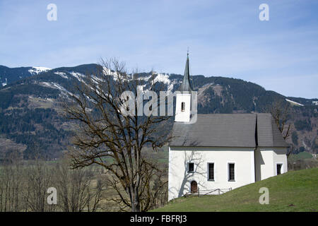 Kapelle vor der Burg Kaprun im Pinzgau, Österreich. Stockfoto